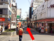 4.十字路につきます。右手がパチンコ屋、左手がファーストキッチンです。