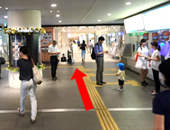 1.改札を出て、直進し、エスカレーターを降ります。(改札は一カ所)