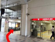 2.エスカレーターを降りたら、カフェと銀行の間をさらに直進します。