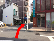 4.坂の上で十字路に出たら、歯科医院と花屋の間を進みます。