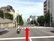 5.井の頭通りに出ます。左に曲がり、坂を下ります。