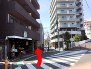 7.左手のパン屋(ルヴァン)の前の道を進みます。