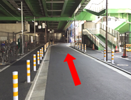 2.山手通りの高架下をくぐり、最初の角を左に曲がり、まっすぐ進みます。